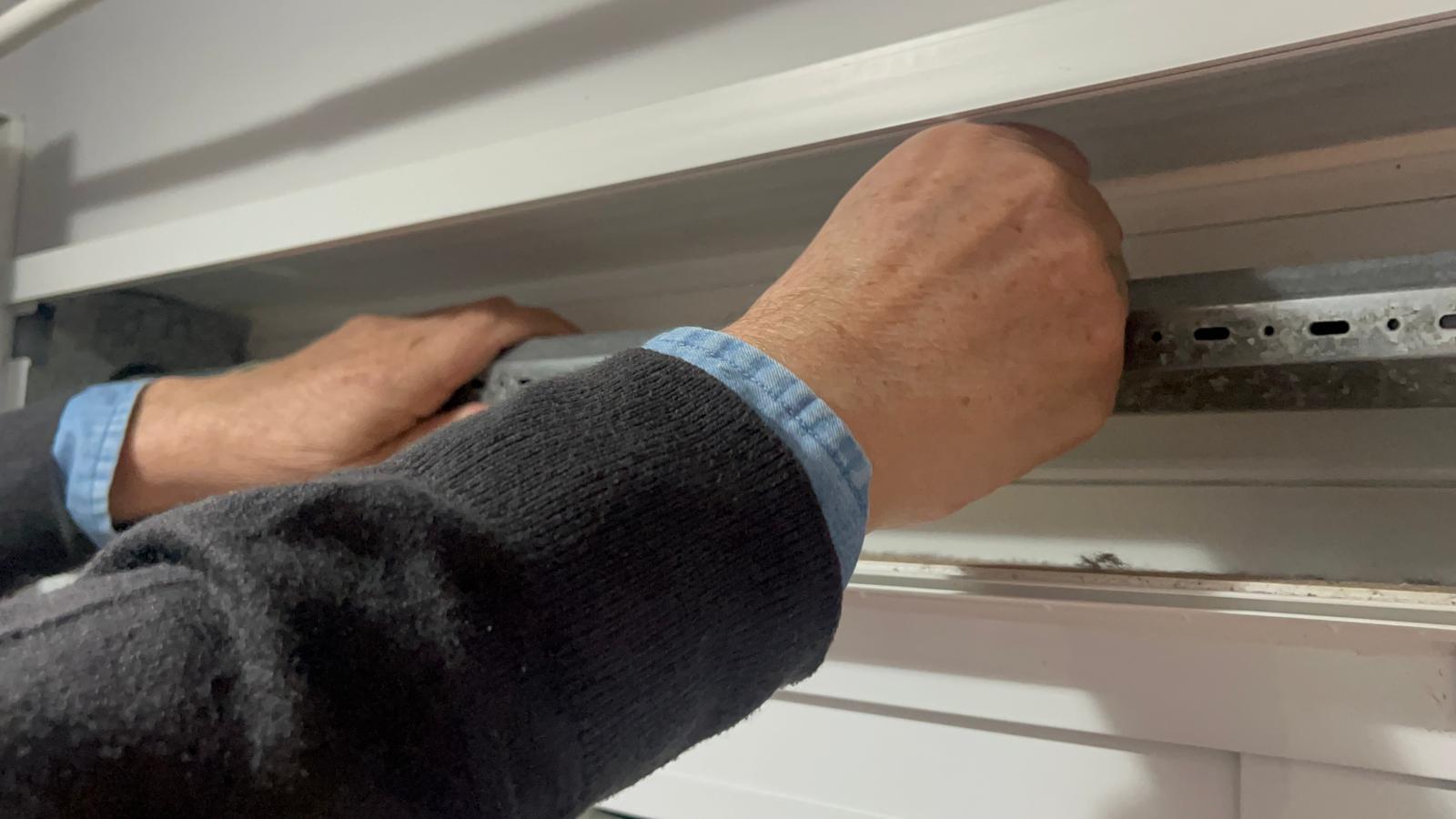 Trabajo en altura y ajuste de rieles de persiana de seguridad